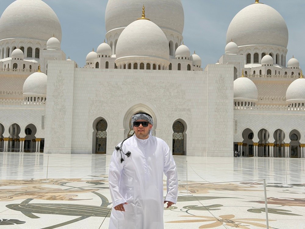 Edgar con kandura frente a la Gran Mezquita Sheikh Zayed, en Abu Dabi