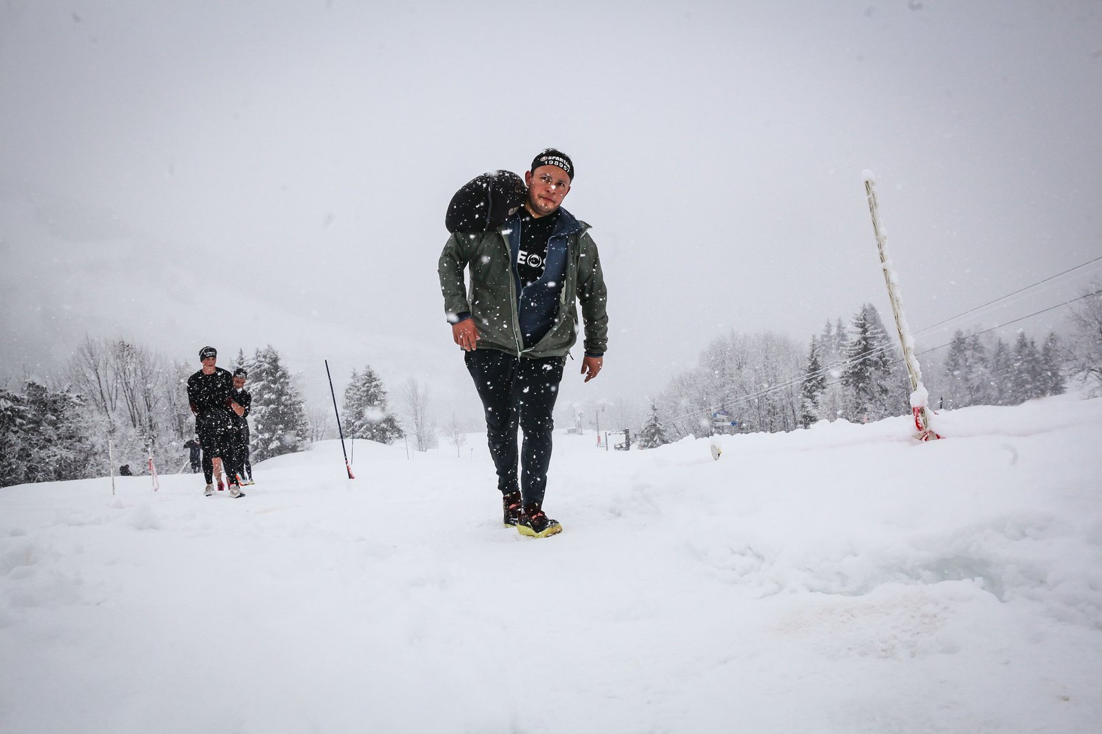 Edgar avanzando bajo la nieve durante una carrera Spartan en Francia