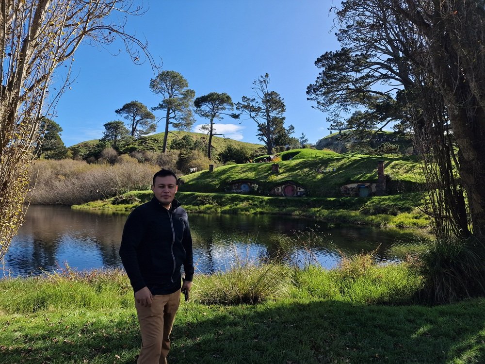Edgar junto al lago de Hobbiton, en Nueva Zelanda