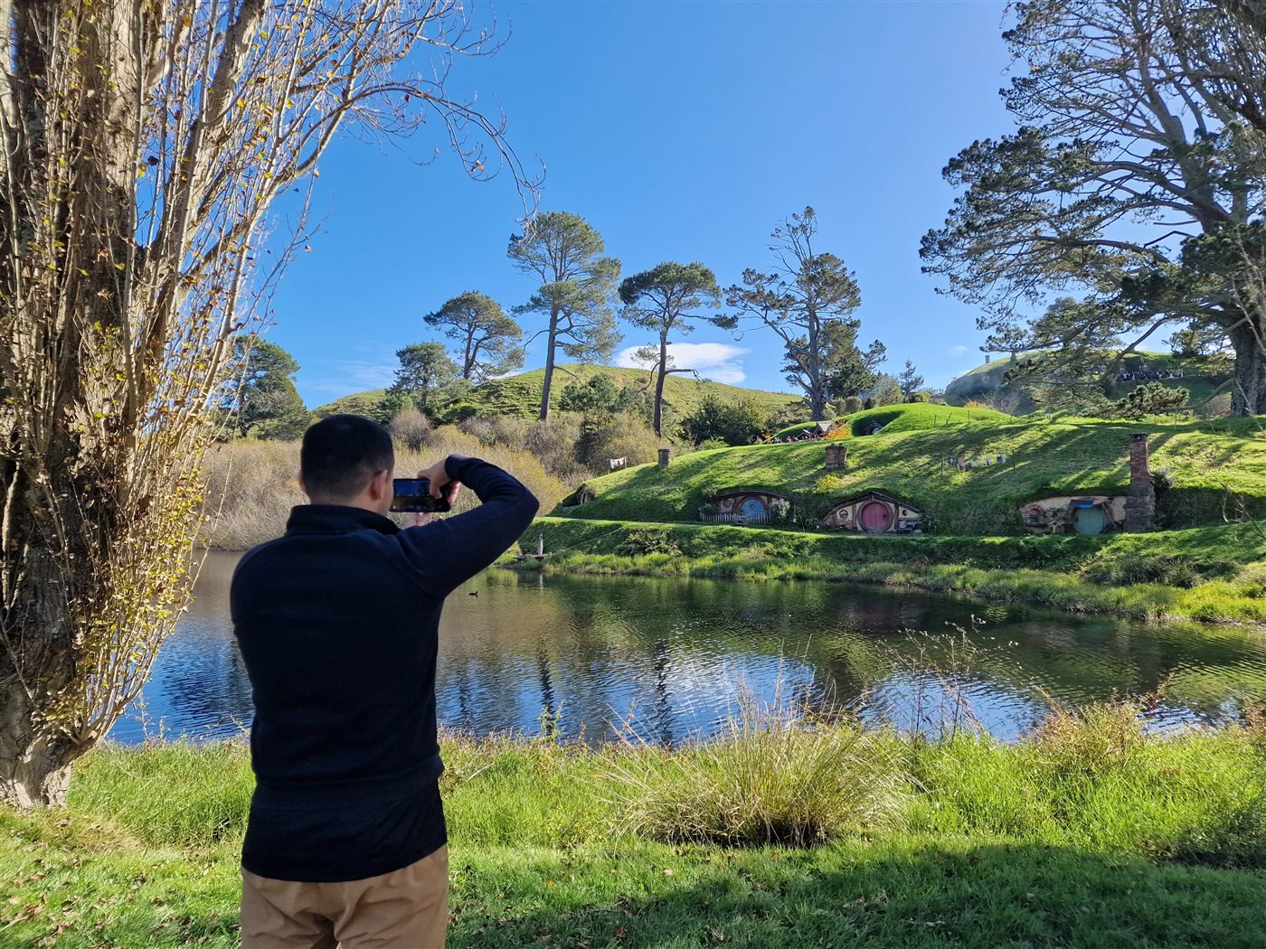 Edgar fotografiando las casas hobbit de Hobbiton, en Nueva Zelanda