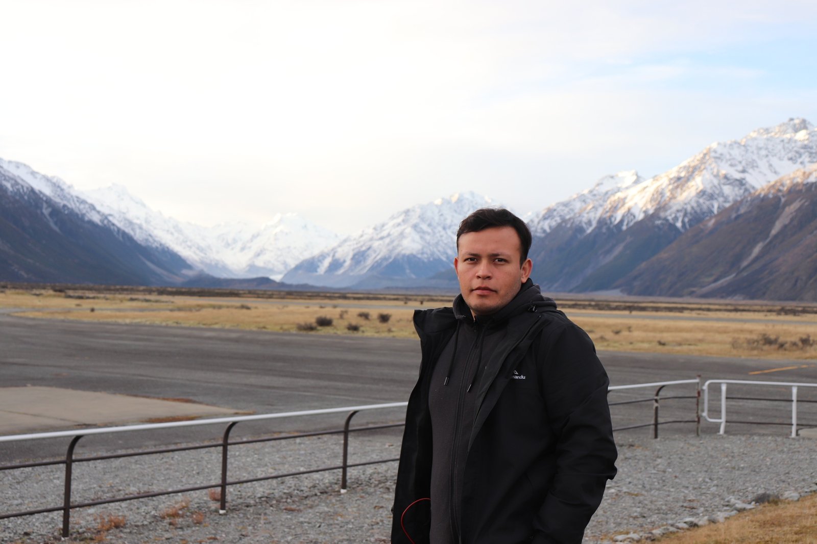 Edgar frente a los Alpes del Sur nevados, en Nueva Zelanda